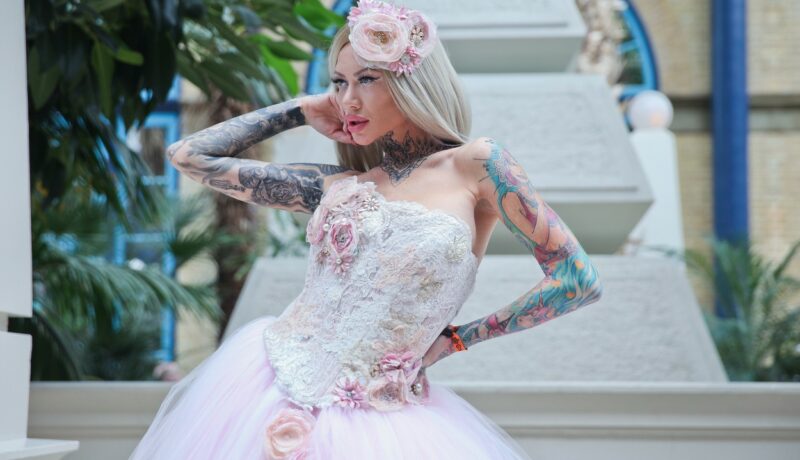 Becky Holt e cea mai tatuată femeie din Marea Britanie. Câte desene permanente are și cât a cheltuit de-a lungul timpului