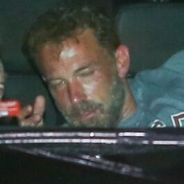 Ben Affleck, fotografiat obosit, în mașină, pe bancheta din spate