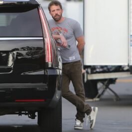 Ben Affleck, rezemat de o mașină, vizibil obosit