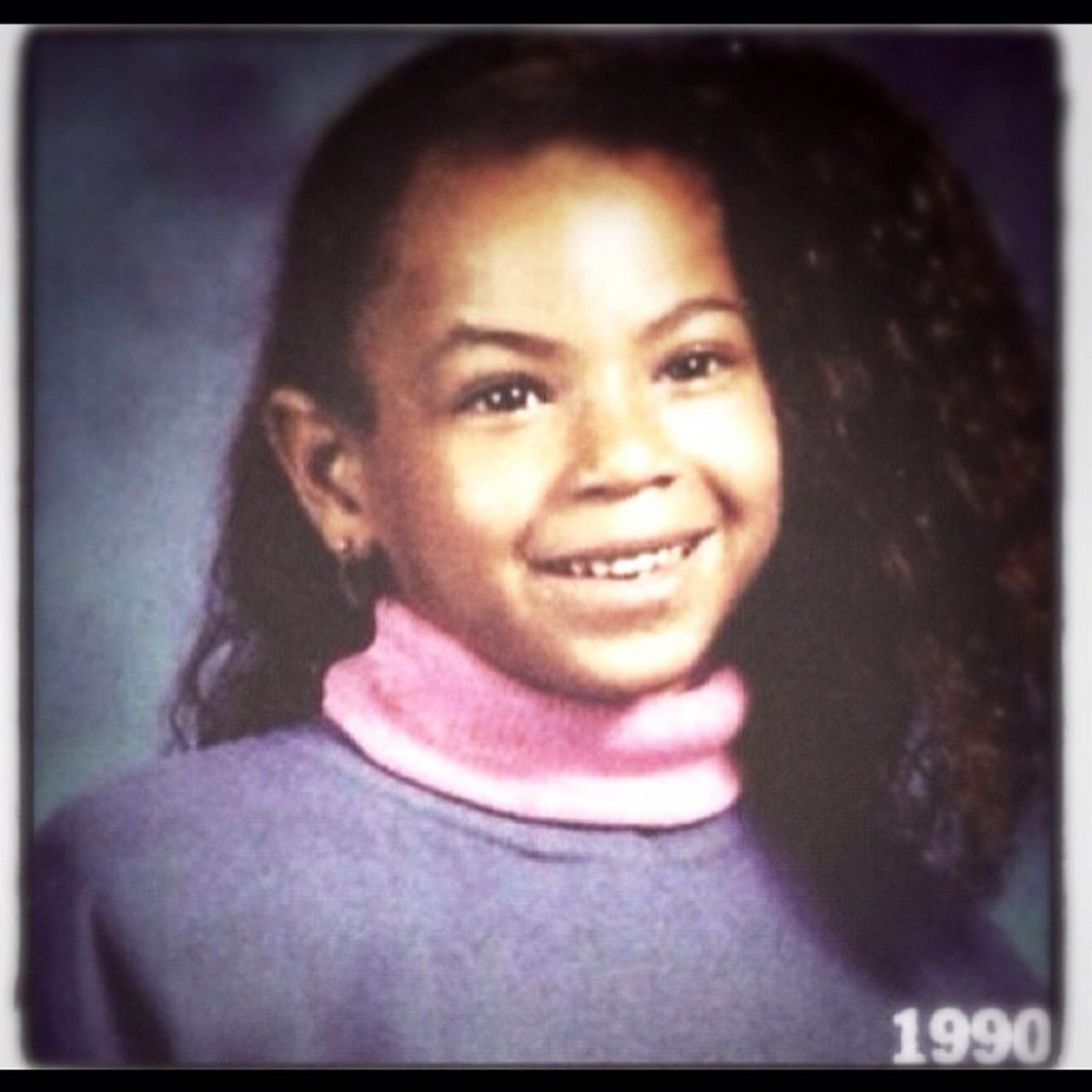 Beyonce cu părul dat într-o parte într-o fotografie din albumul școlii din 1990
