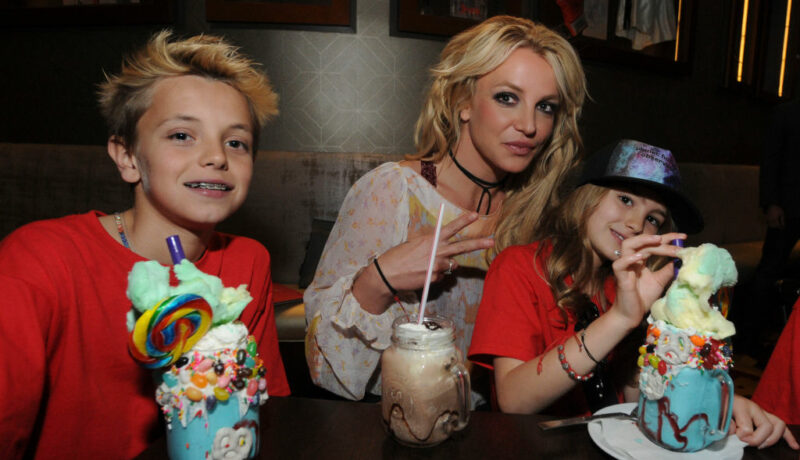 Britney Spears, alături de cei doi copii, la distracție