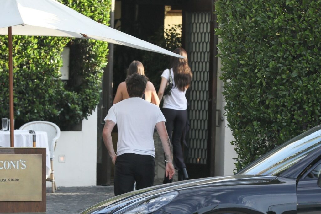 Brooklyn Beckham, la intrarea unui restaurant din Los Angeles