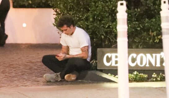Brooklyn Beckham a fost fotografiat stând pe bordură în fața unui restaurant. Tânărul a pleacat separat de Nicola Peltz