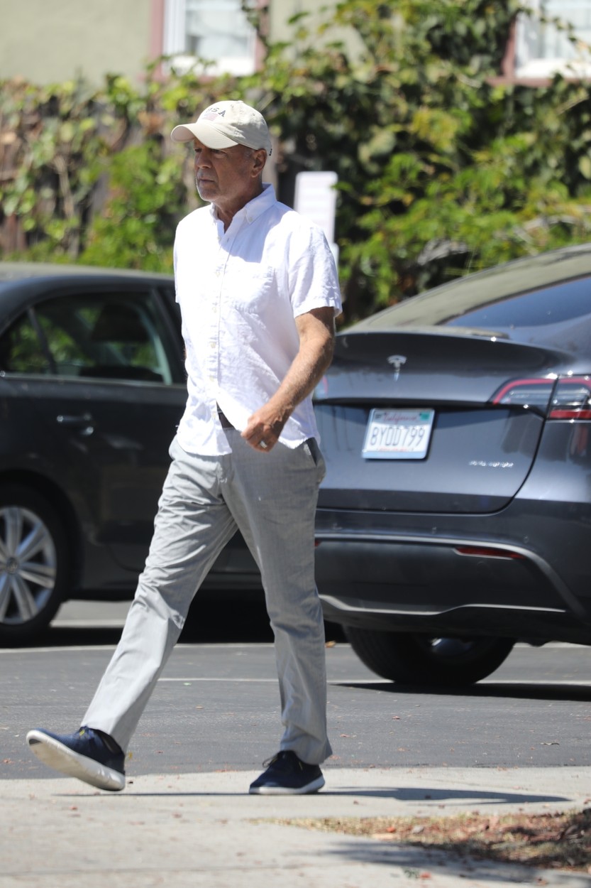 Bruce Willis, fotografiat pe stradă, în timp ce merge spre ocean