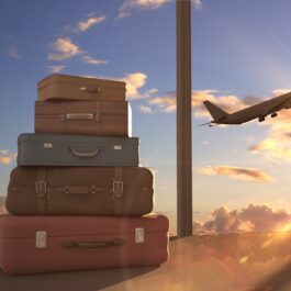 Mai multe valize puse una peste cealaltă și ordonate într-un aeroport pentru a ilustra ce nu e recomandat să pui în bagajul de avion