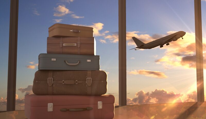 Mai multe valize puse una peste cealaltă și ordonate într-un aeroport pentru a ilustra ce nu e recomandat să pui în bagajul de avion