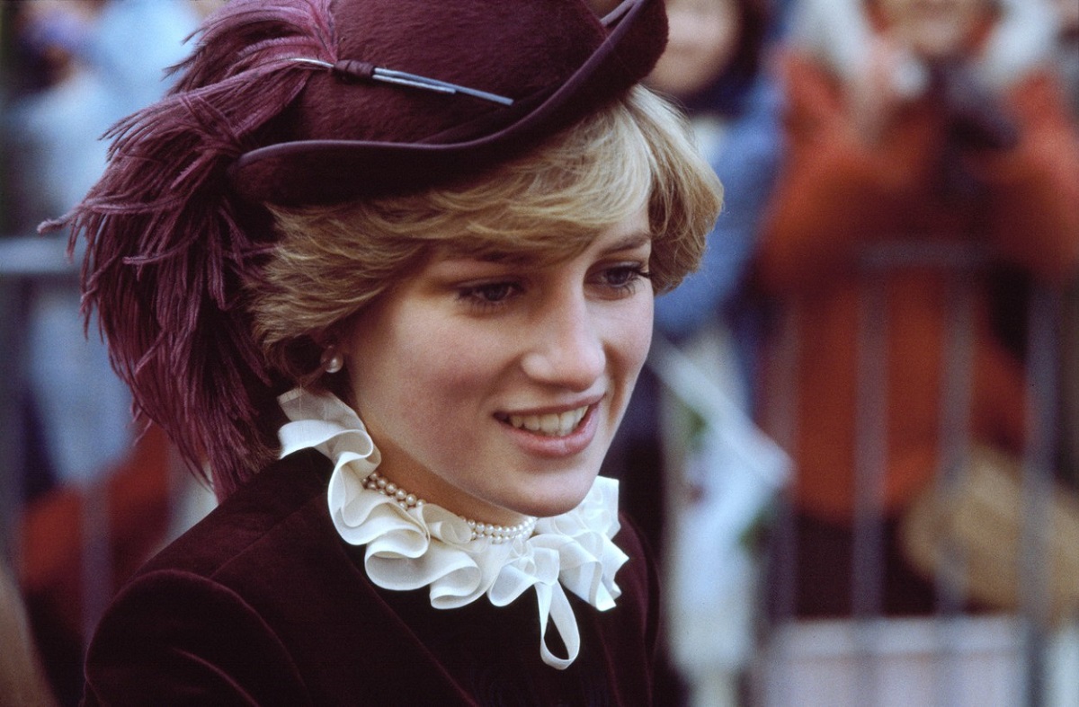 Prințesa Diana într-un costum violet la un eveniment public