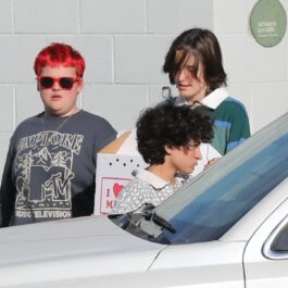 Copiii lui Jennifer Lopez și Ben Affleck în timp ce intră în mașină după ce au părăsit centrul de adopție din Los Angeles