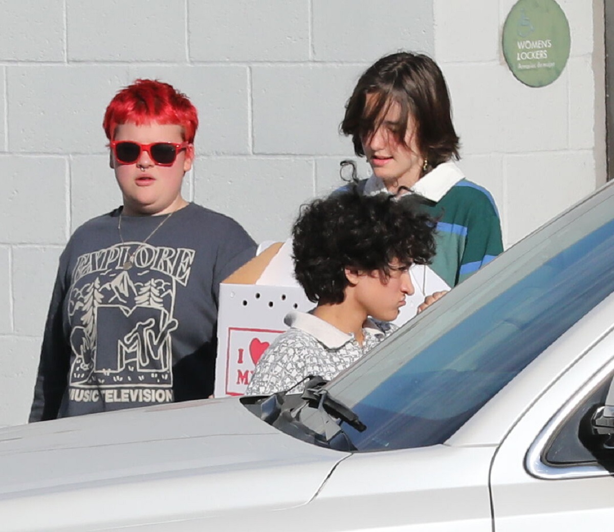 Copiii lui Jennifer Lopez și Ben Affleck în timp ce intră în mașină după ce au părăsit centrul de adopție din Los Angeles