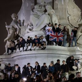 Tinerii s-au urcat pe statuile din fața Palatului Buckingham pentru a-i aduce un omagiu Reginei Elsiabeta