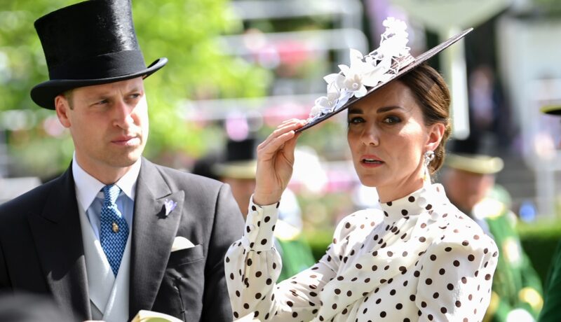 Cine sunt actorii care îi interpretează pe Ducii de Cambridge în sezonul 6 din The Crown. Asemănarea lor cu Prințul William și Kate Middleton este remarcabilă