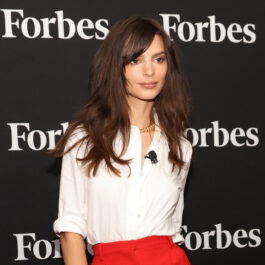Emily Ratajkowski, la un eveniment Forbes, în haine deschise la culoare