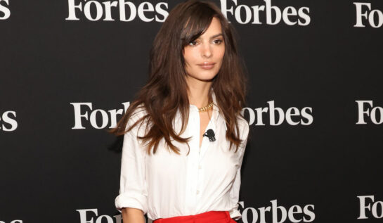 Emily Ratajkowski, la un eveniment Forbes, în haine deschise la culoare