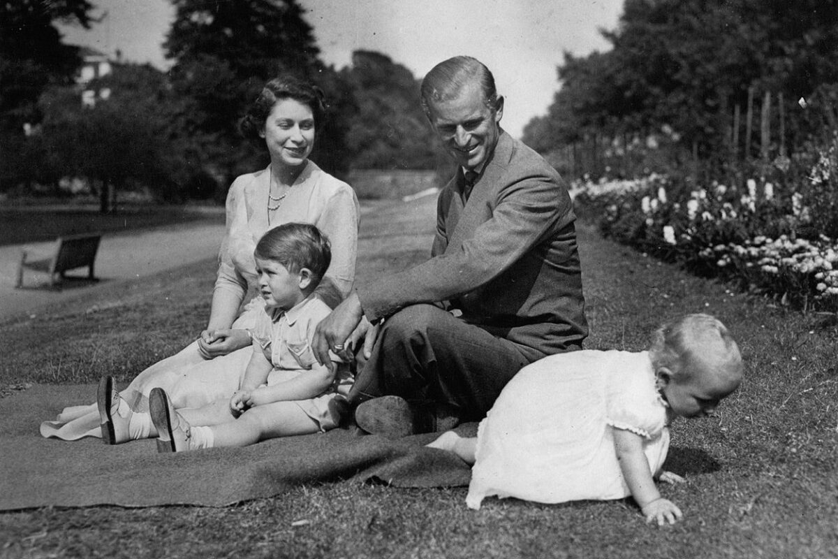 Regine Elisabeta a II-a alături de soțul său, Prințul Philip, și doi dintre copiii săi, Prințul Charles și Prințesa Anne