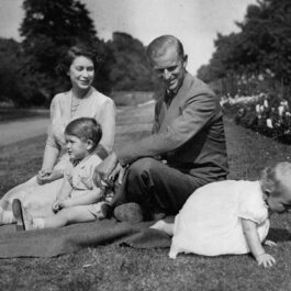 Regine Elisabeta a II-a alături de soțul său, Prințul Philip, și doi dintre copiii săi, Prințul Charles și Prințesa Anne