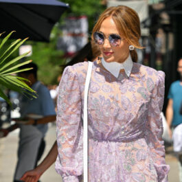 Jennifer Lopez, într-o rochie cu imprimeu floral, midi