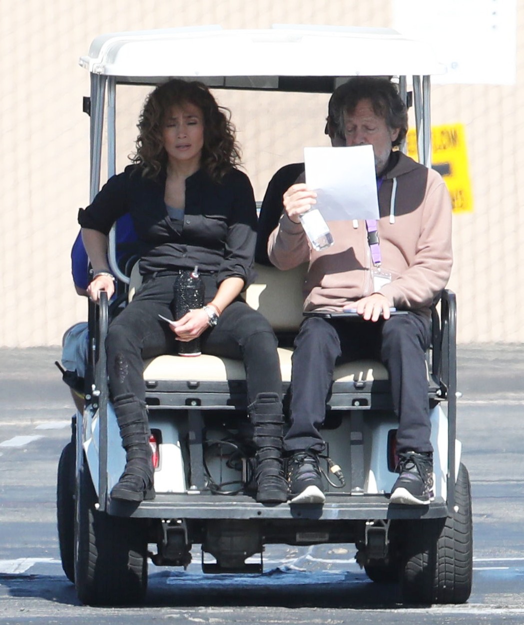 Jennifer Lopez, alături de un coleg, îmbrăcată în haine negre