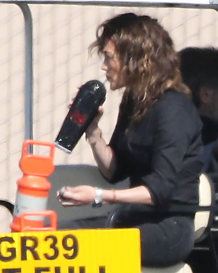 Jennifer Lopez, bea cafea, pe platourile de filmare