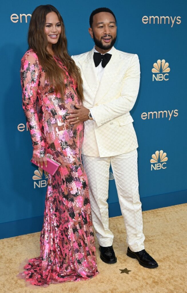 John egen și Chrissy Teigen pe covorul roșu într-unele din cele mai frumoase ținute de la premiile Emmy 2022