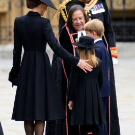 Kate Middleton în timp ce îi ține mâna pe spate fiicei sale, Prințesa Charlotte, la înmormântarea Reginei Elsiabeta a II-a