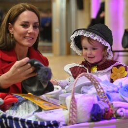 Kate Middleton, alături de o fetiță, la un centru de ajutor