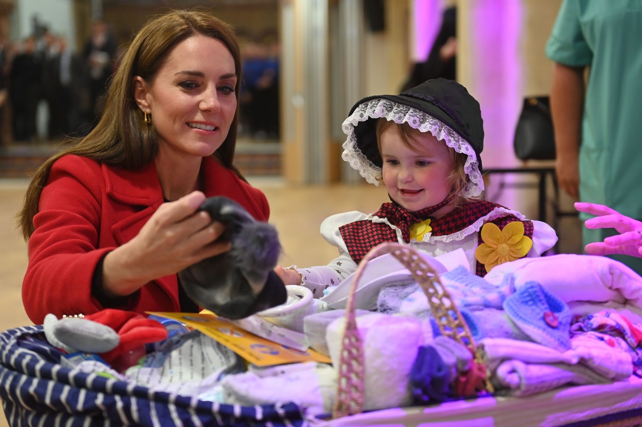 Kate Middleton, alături de o fetiță, la un centru de ajutor
