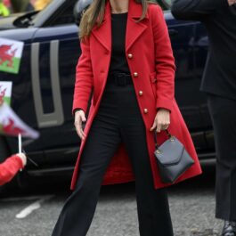 Kate Middleton a purtat un palton roșu la prima vizită oficială în Țara Galilor