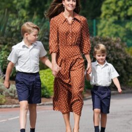 Prințul George alături de Kate Middleton și Prințul Louis în prima lor zi de școală