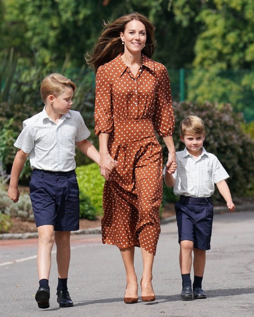 Prințul George alături de Kate Middleton și Prințul Louis în prima lor zi de școală