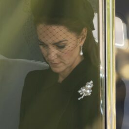 Kate Middleton, în negru, cu broșa Reginei Elisabeta pe piept