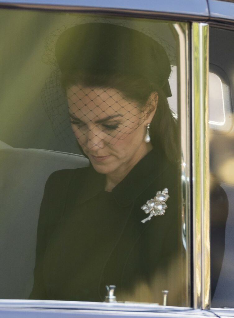 Kate Middleton, în negru, cu broșa Reginei Elisabeta pe piept