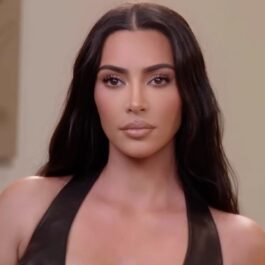 Kim Kardashian cu părul negru dat pe spate