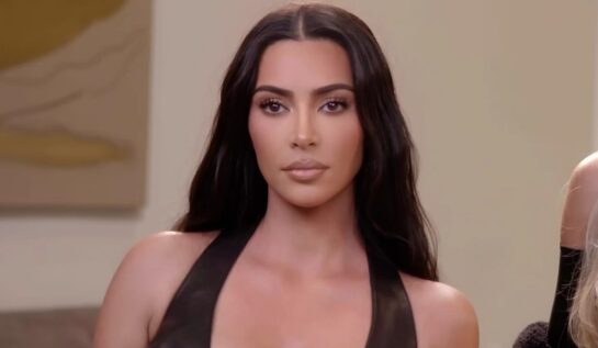 Kim Kardashian cu părul negru dat pe spate
