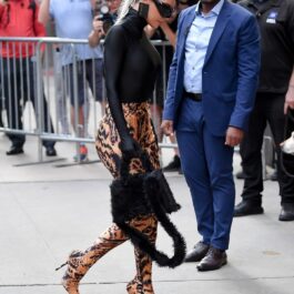 Kim Kardashian într-o bluză neagră și o pereche de pantaloni cu impriumeu de leopard în New York