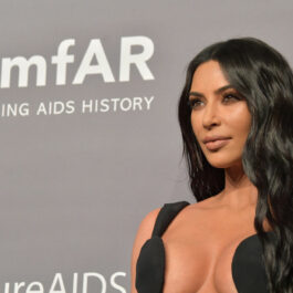 Kim Kardashian, într-o rochie cu decolteu amplu, la gala Amfar 2019
