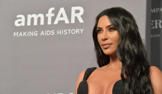 Kim Kardashian, într-o rochie cu decolteu amplu, la gala Amfar 2019