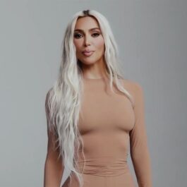 Kim Kardashian într-un costum crem și-a lăsat abdomenul la vedere