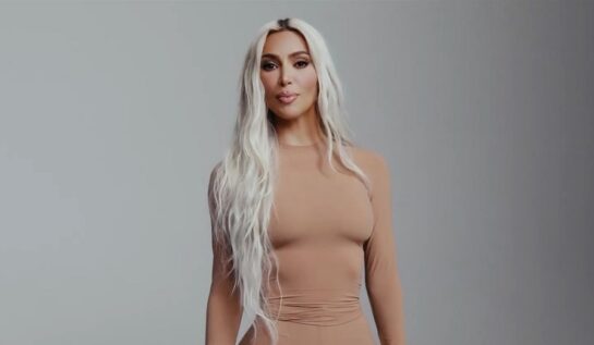 Kim Kardashian și-a lăsat abdomenul la vedere. Detaliul de pe trupul vedetei i-a îngrijorat pe fani