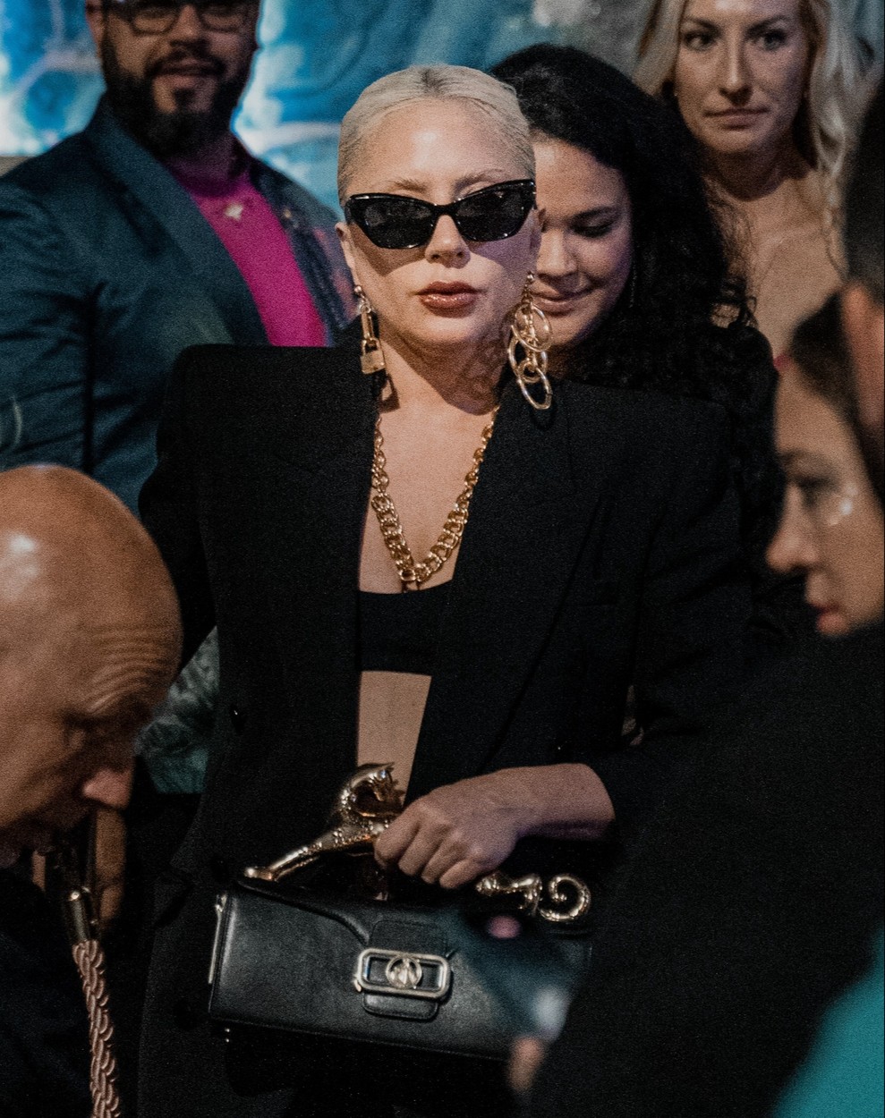 Lady Gaga, înconjurată de fani, în Miami