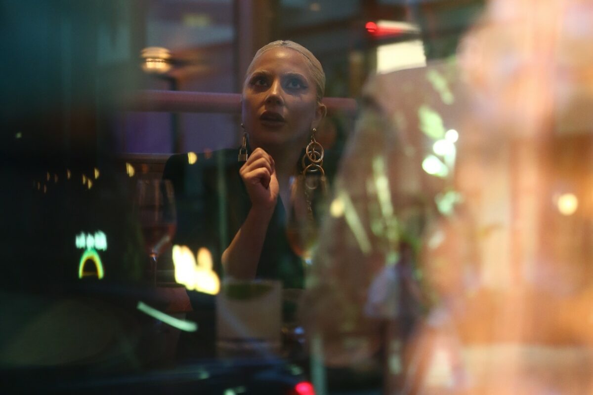 Lady Gaga, fotografiată prin fereastra unui restaurant din Miami