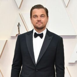 Leonardo DiCaprio, în costum negru, la Premiile Oscar