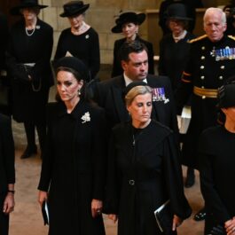 Meghan Markle și Kate Middleton, la procesiunea în cinstea Reginei