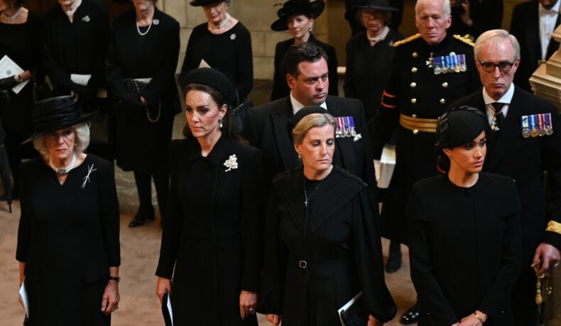 Meghan Markle și Kate Middleton, la procesiunea în cinstea Reginei