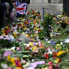 O mulțime de flori la poarta Castelului Windsor, în memoria Reginei Elisabeta