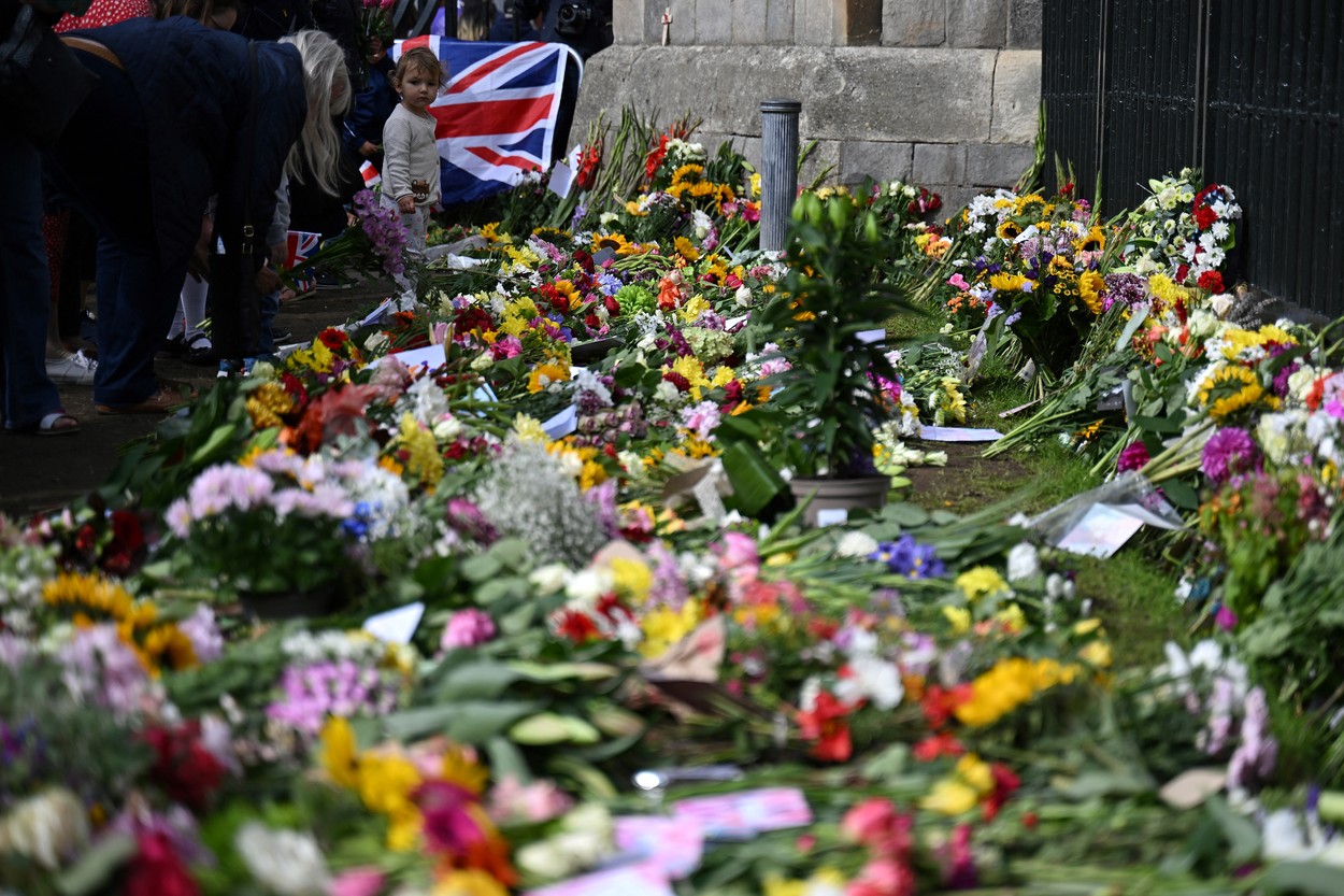 O mulțime de flori la poarta Castelului Windsor, în memoria Reginei Elisabeta