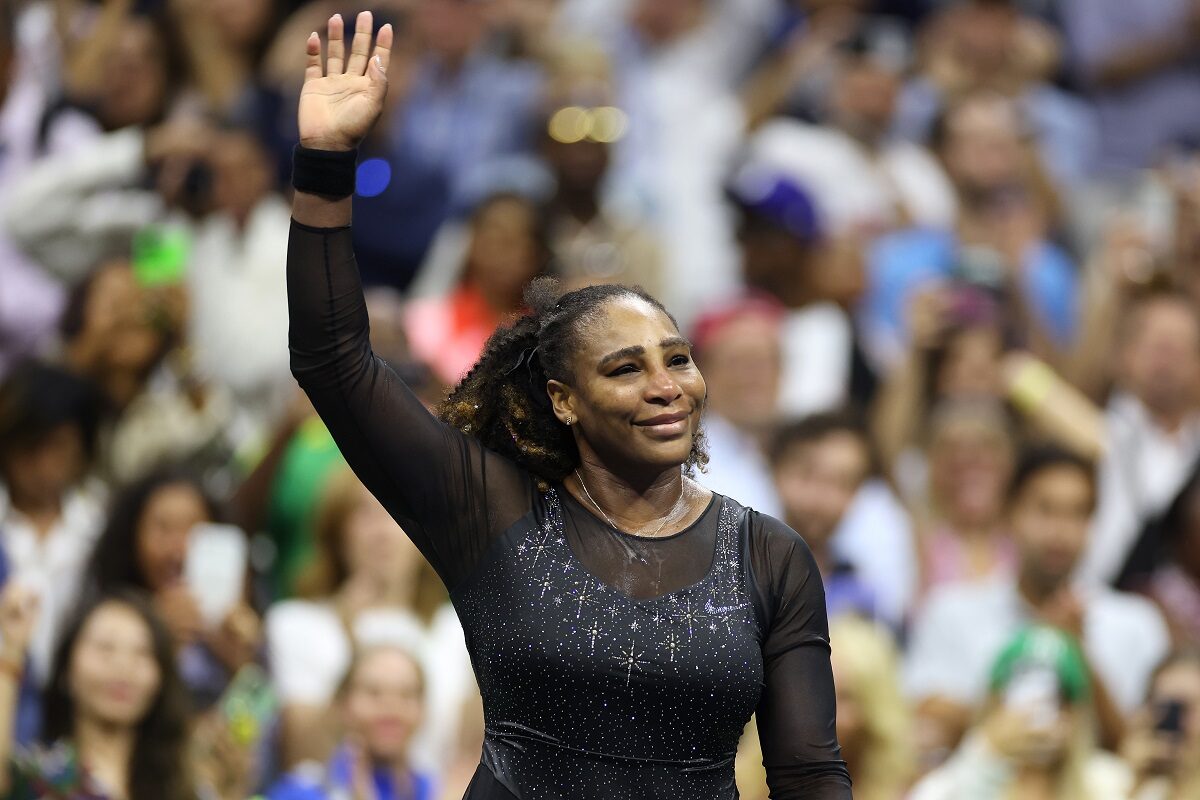 Serena Williams în timp ce face cu mâna mulțimii la US Open la ultimul său meci din carieră