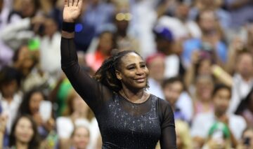 Serena Williams în timp ce face cu mâna mulțimii la US Open la ultimul său meci din carieră