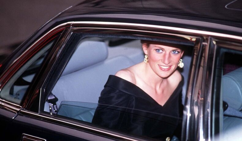 Prințesa Diana într-una din cele mai cunoscute rochii ale sale în timp ce se află într-o mașină