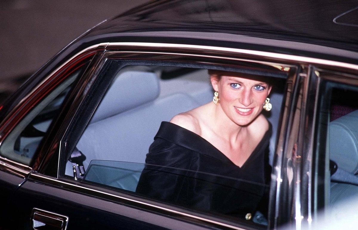 Prințesa Diana într-una din cele mai cunoscute rochii ale sale în timp ce se află într-o mașină