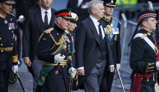 Prințul Andrew, într-un costum sobru, la slujba în onoarea Reginei